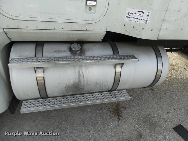 image for item J2639 2007 International 9400i semi truck