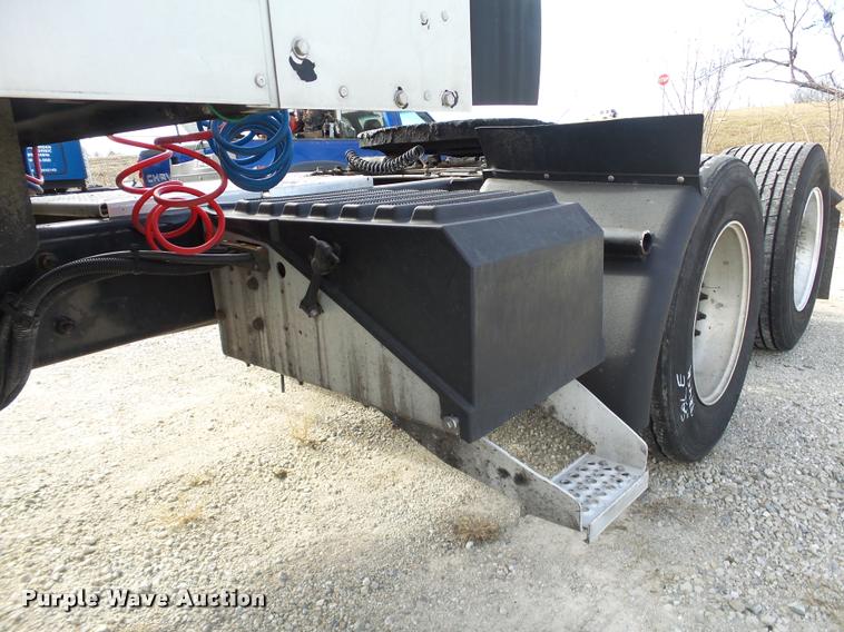 image for item J2639 2007 International 9400i semi truck