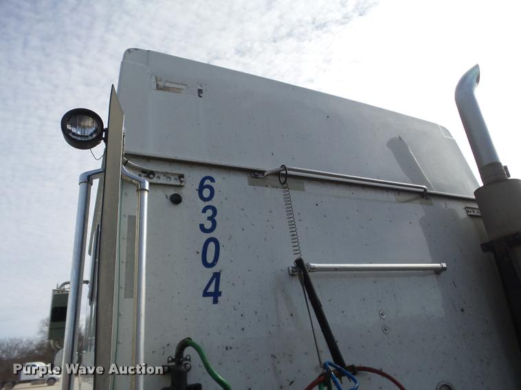 image for item J2639 2007 International 9400i semi truck