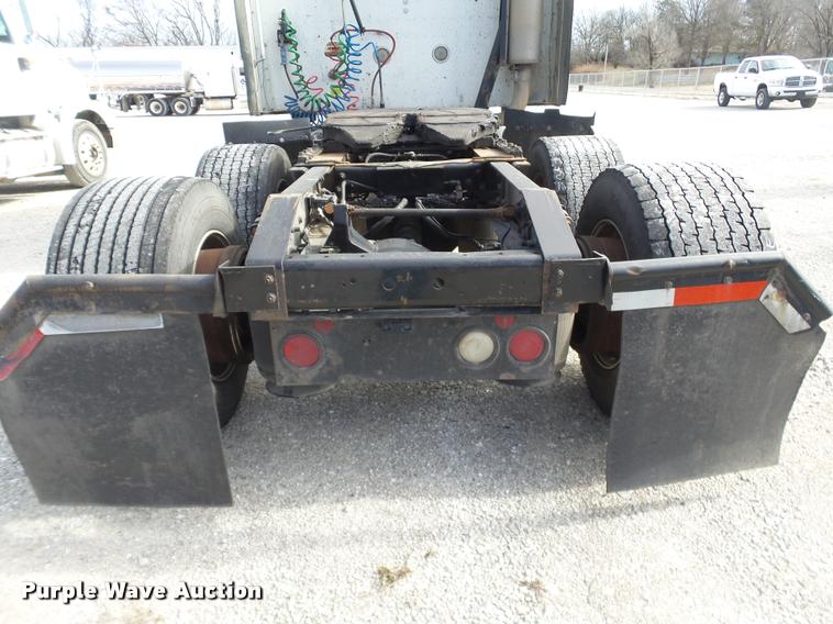 image for item J2639 2007 International 9400i semi truck