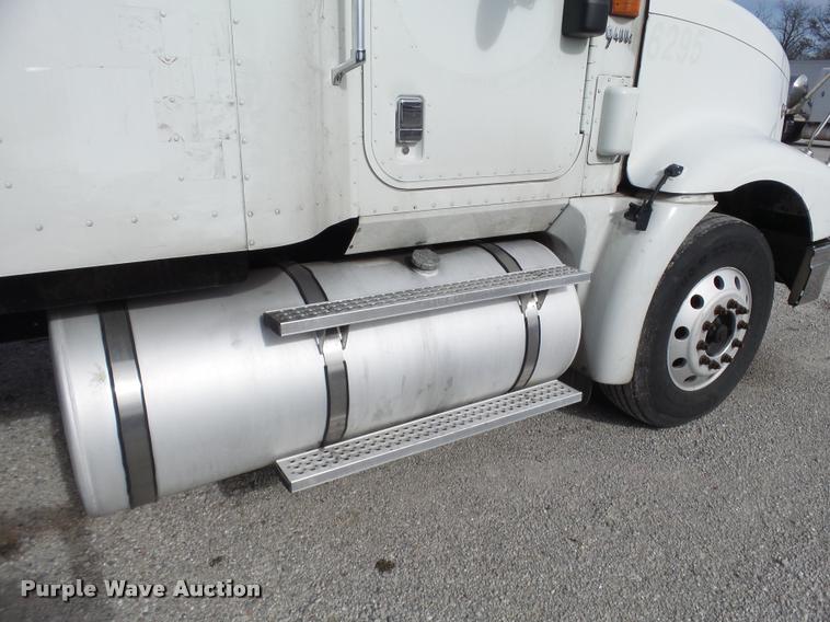 image for item J2639 2007 International 9400i semi truck