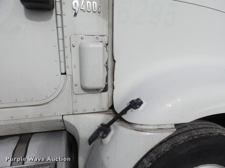 image for item J2639 2007 International 9400i semi truck