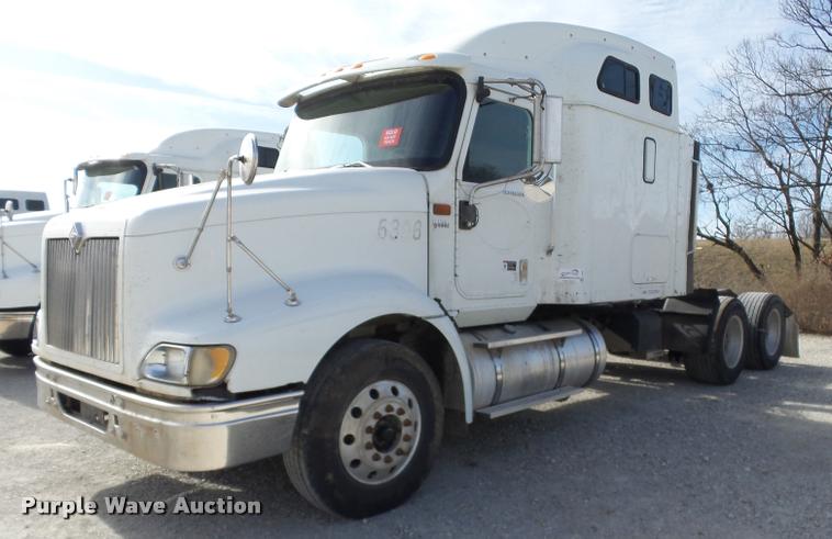 image for item J2640 2007 International 9400i semi truck