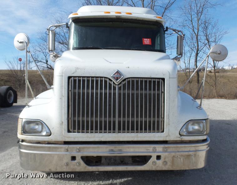 image for item J2640 2007 International 9400i semi truck