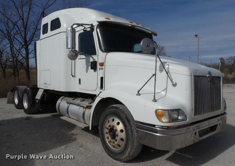 image for item J2640 2007 International 9400i semi truck