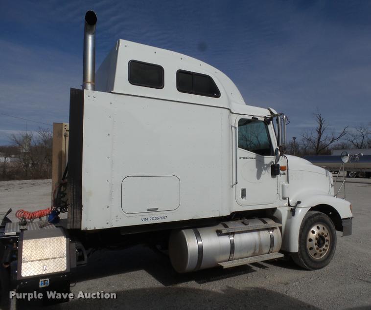 image for item J2640 2007 International 9400i semi truck