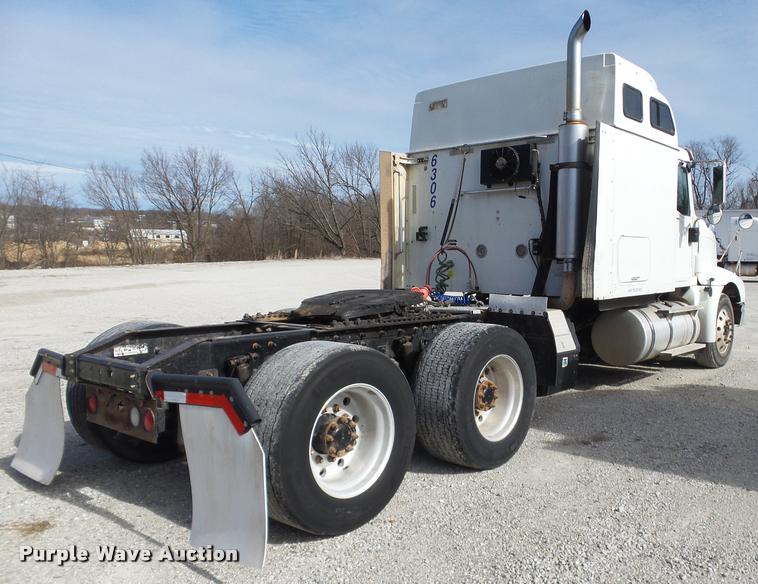 image for item J2640 2007 International 9400i semi truck