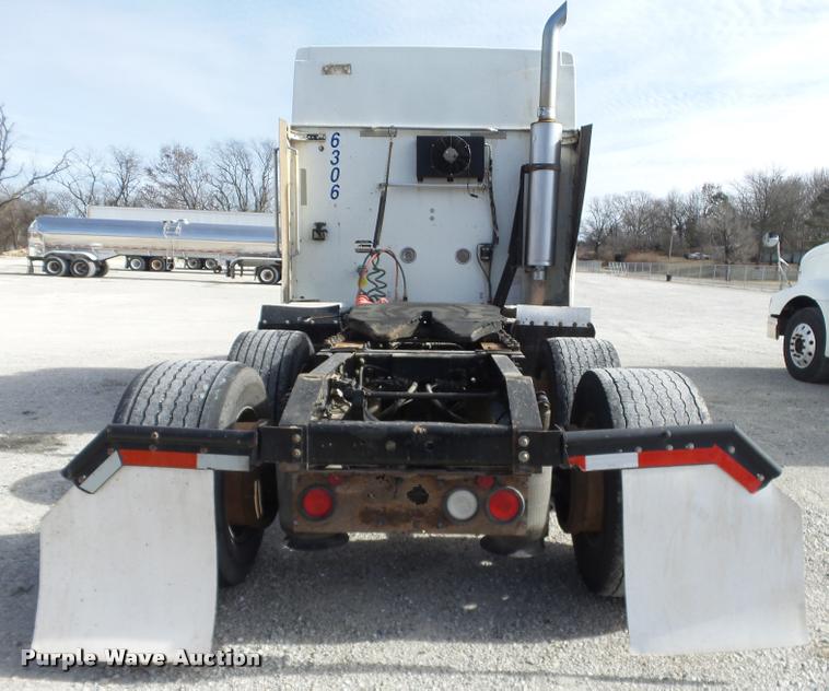 image for item J2640 2007 International 9400i semi truck