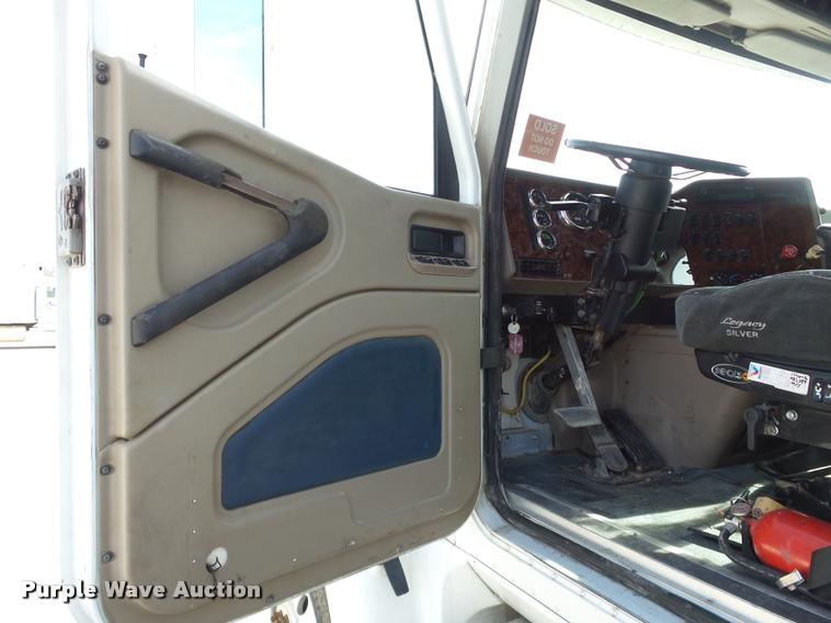 image for item J2640 2007 International 9400i semi truck