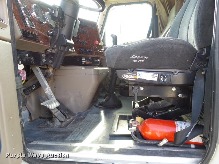 image for item J2640 2007 International 9400i semi truck