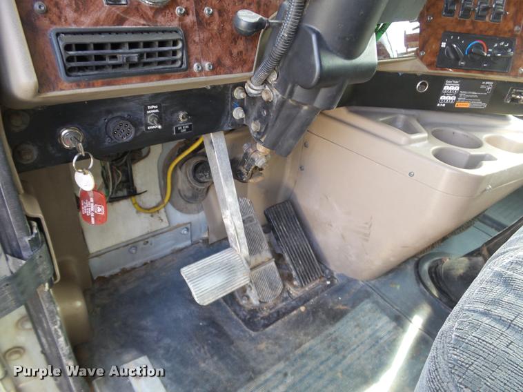 image for item J2640 2007 International 9400i semi truck