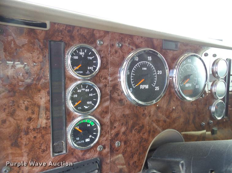 image for item J2640 2007 International 9400i semi truck