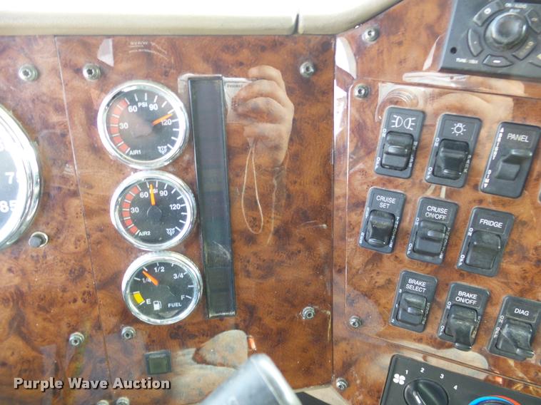 image for item J2640 2007 International 9400i semi truck