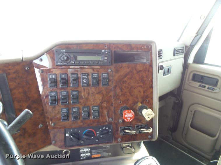 image for item J2640 2007 International 9400i semi truck