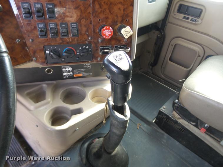 image for item J2640 2007 International 9400i semi truck