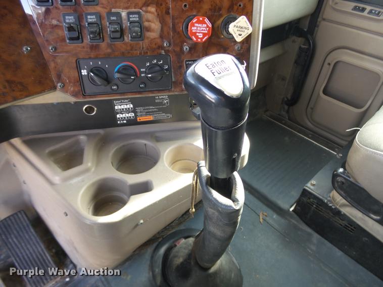 image for item J2640 2007 International 9400i semi truck