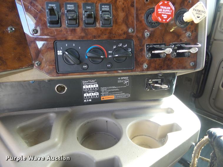 image for item J2640 2007 International 9400i semi truck