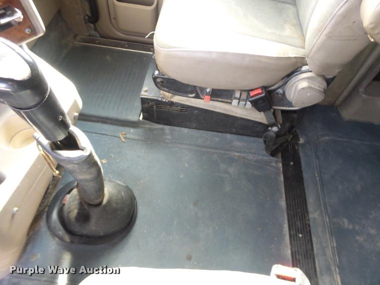 image for item J2640 2007 International 9400i semi truck