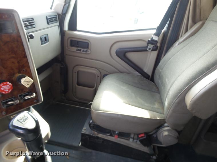 image for item J2640 2007 International 9400i semi truck