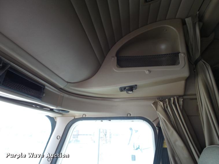 image for item J2640 2007 International 9400i semi truck