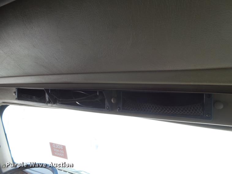 image for item J2640 2007 International 9400i semi truck