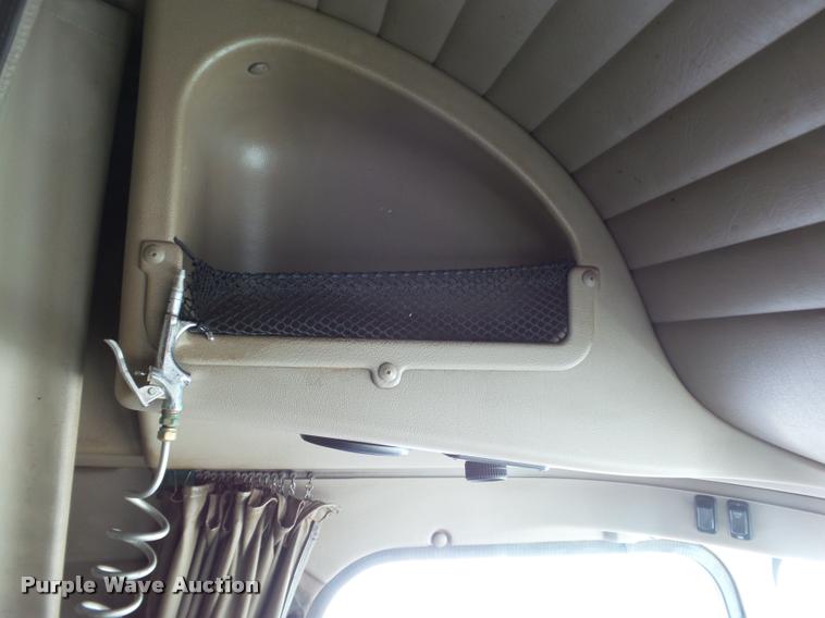 image for item J2640 2007 International 9400i semi truck