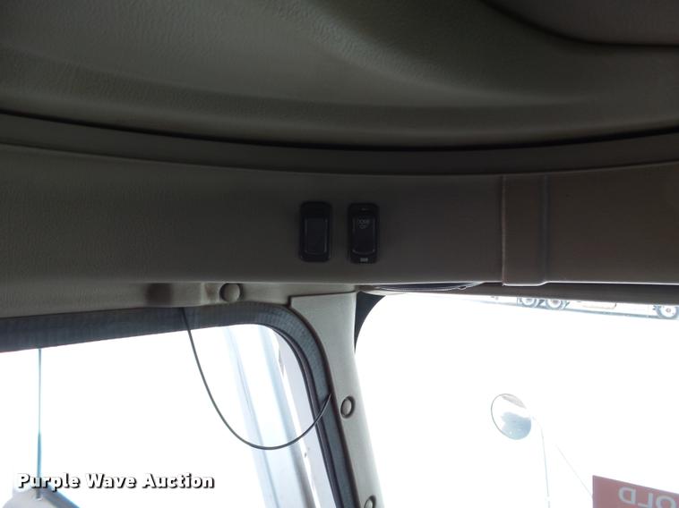 image for item J2640 2007 International 9400i semi truck