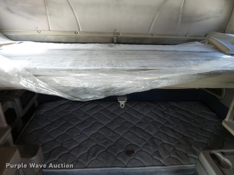 image for item J2640 2007 International 9400i semi truck