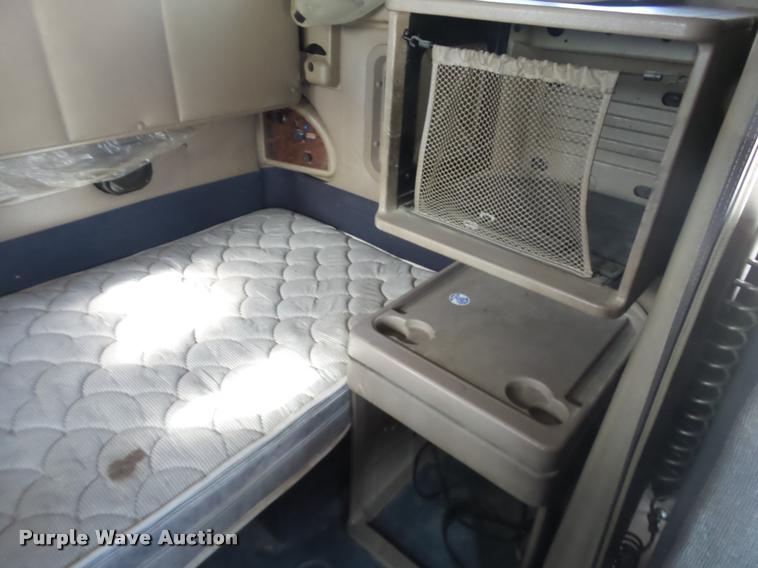 image for item J2640 2007 International 9400i semi truck