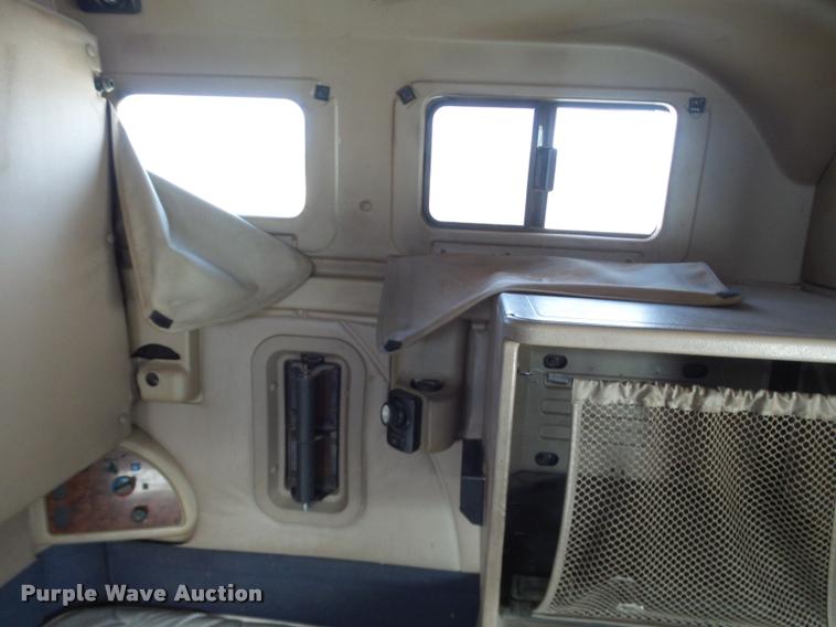 image for item J2640 2007 International 9400i semi truck