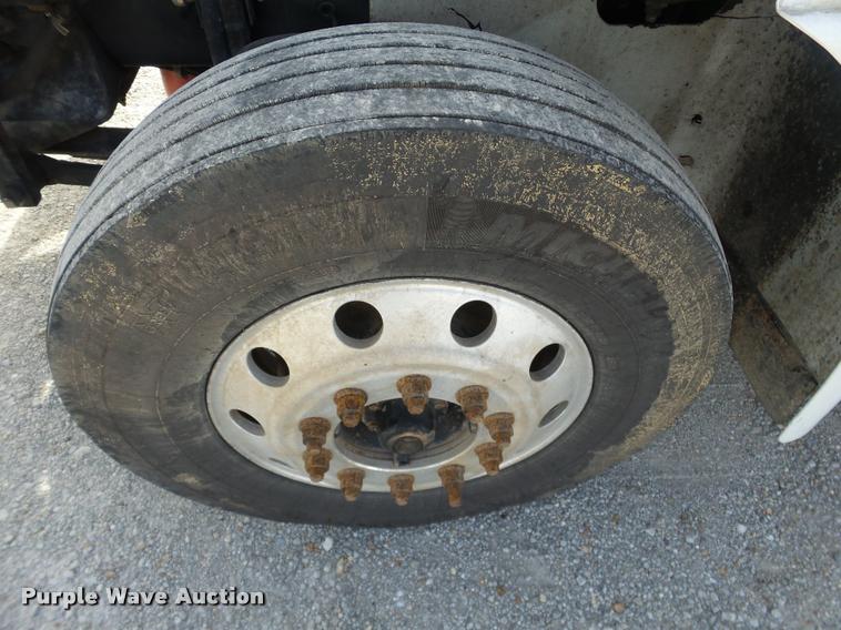 image for item J2640 2007 International 9400i semi truck