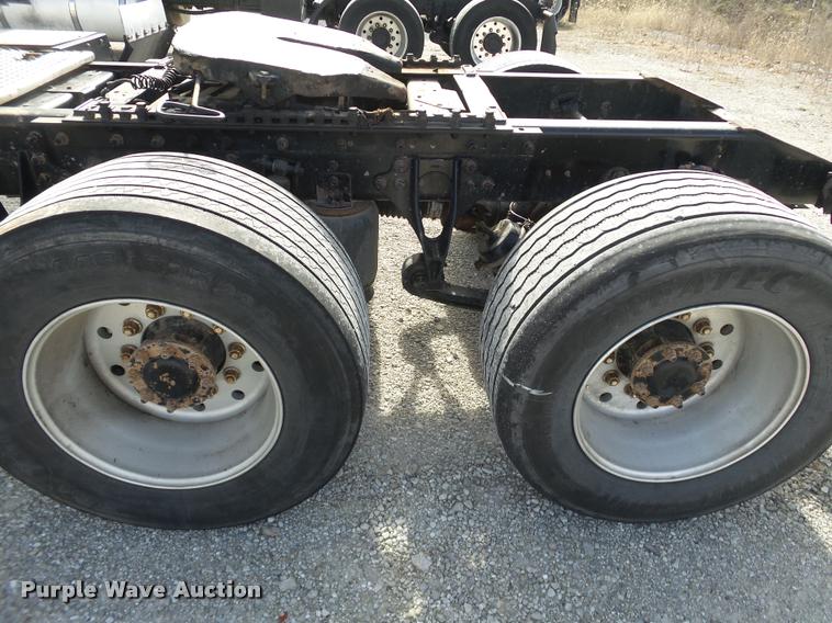 image for item J2640 2007 International 9400i semi truck