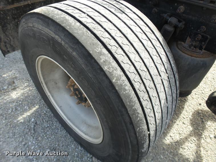 image for item J2640 2007 International 9400i semi truck