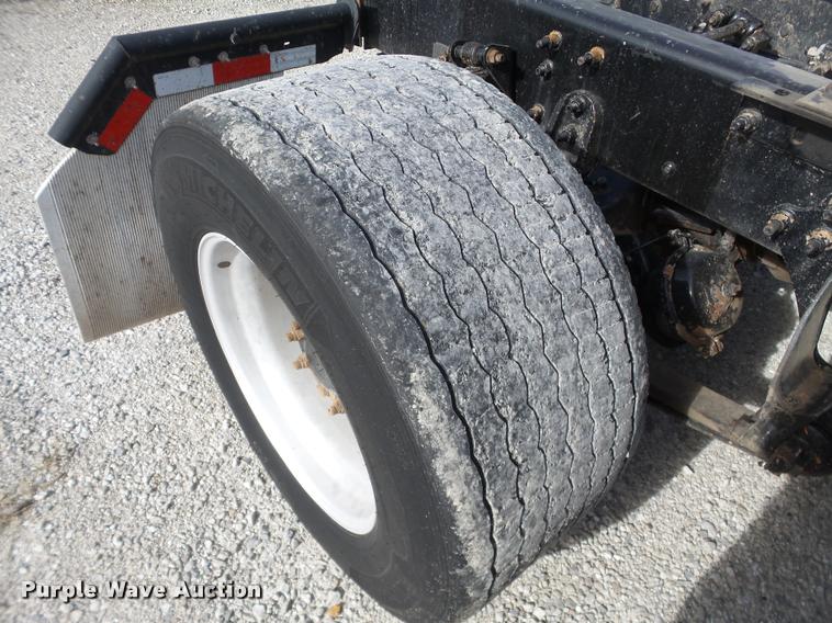 image for item J2640 2007 International 9400i semi truck