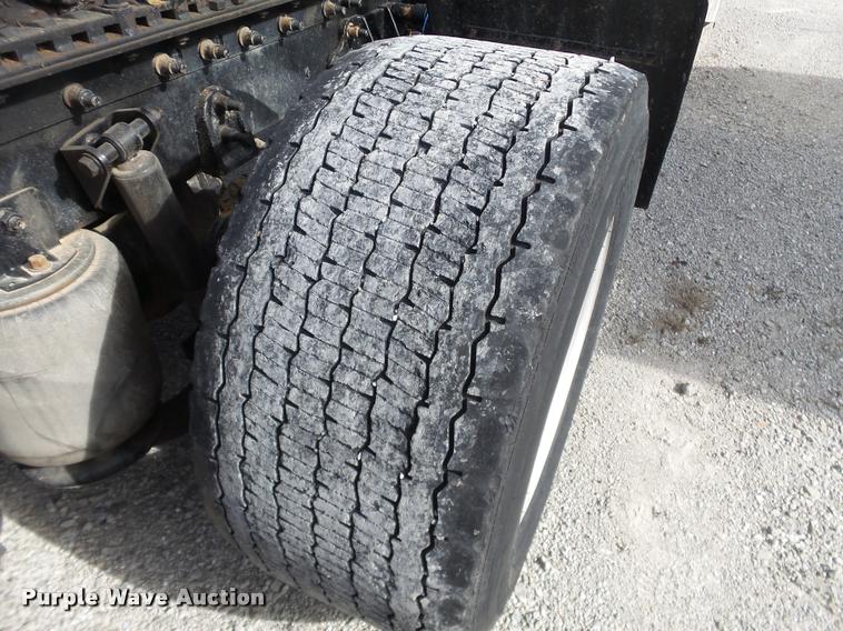 image for item J2640 2007 International 9400i semi truck