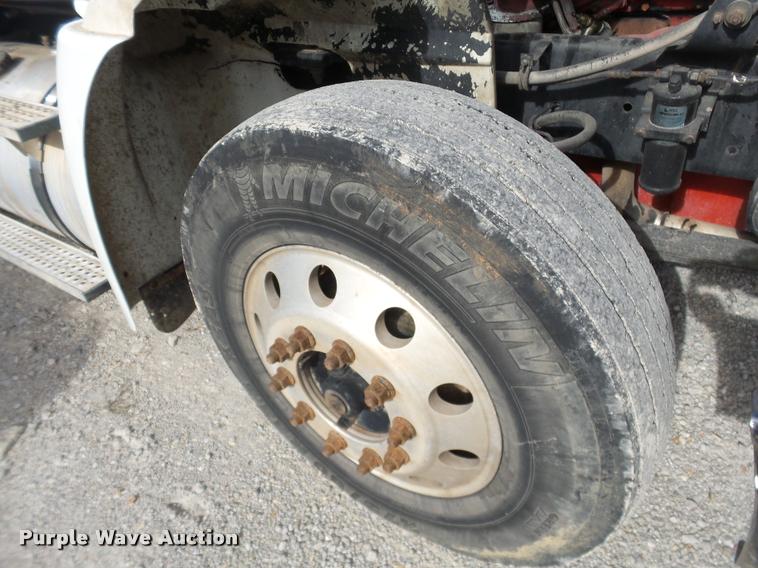 image for item J2640 2007 International 9400i semi truck