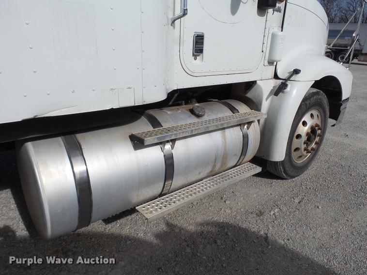 image for item J2640 2007 International 9400i semi truck