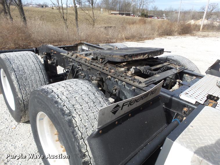 image for item J2640 2007 International 9400i semi truck