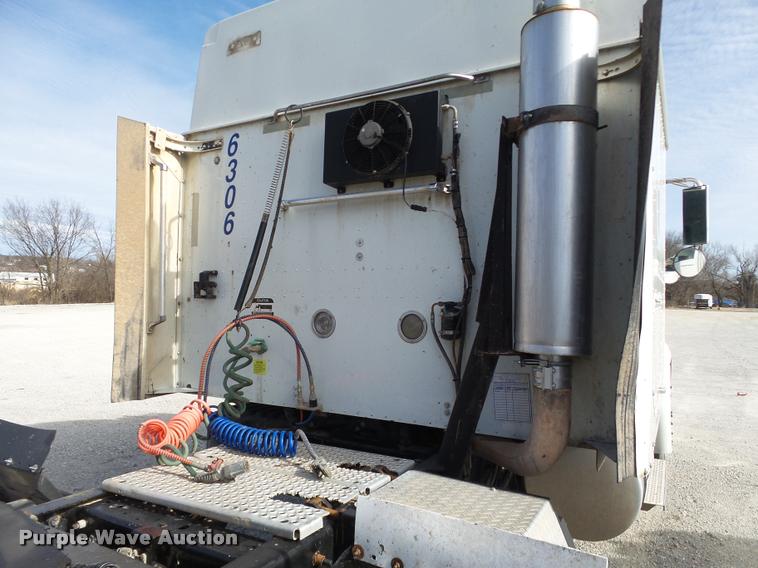 image for item J2640 2007 International 9400i semi truck