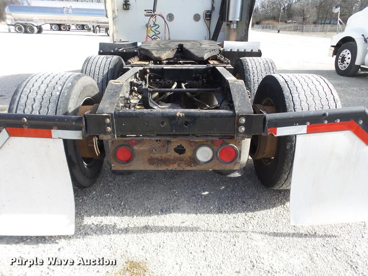 image for item J2640 2007 International 9400i semi truck