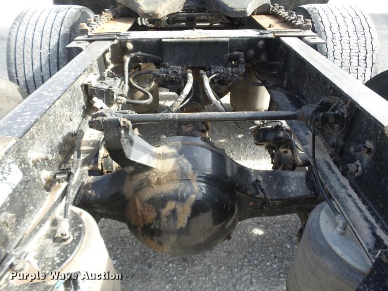 image for item J2640 2007 International 9400i semi truck