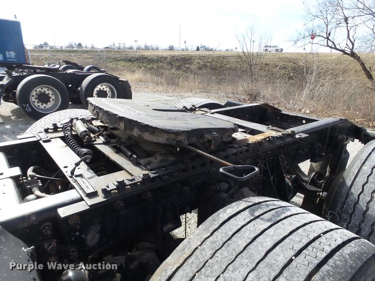 image for item J2640 2007 International 9400i semi truck