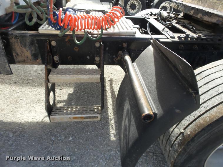 image for item J2640 2007 International 9400i semi truck