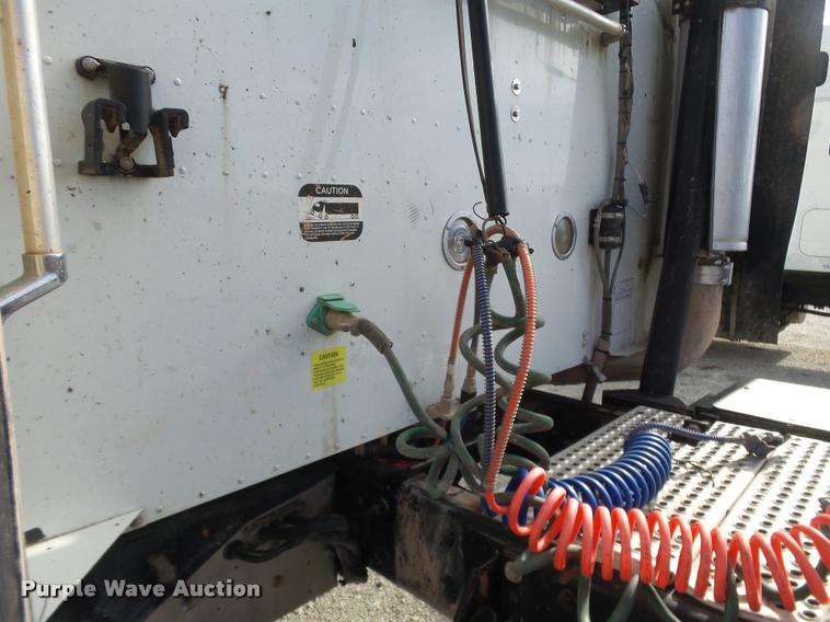 image for item J2640 2007 International 9400i semi truck