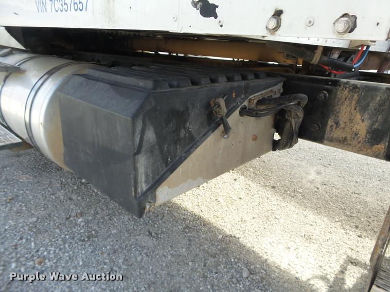 image for item J2640 2007 International 9400i semi truck