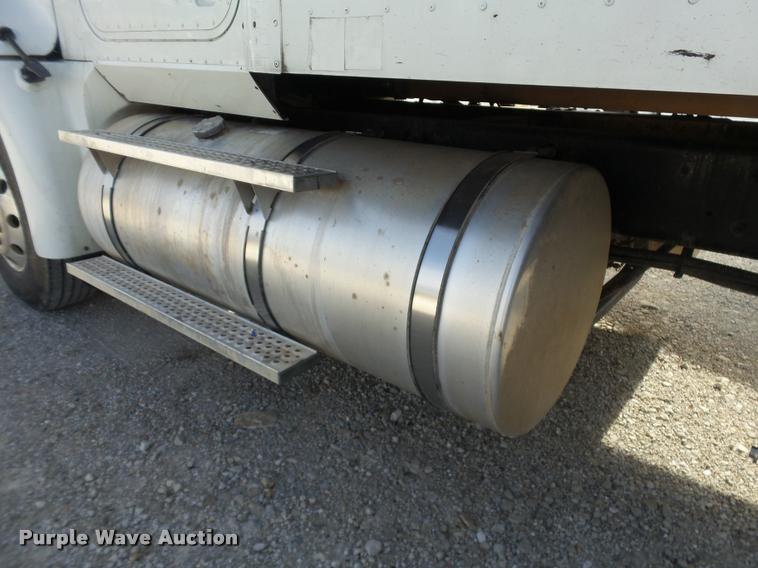 image for item J2640 2007 International 9400i semi truck