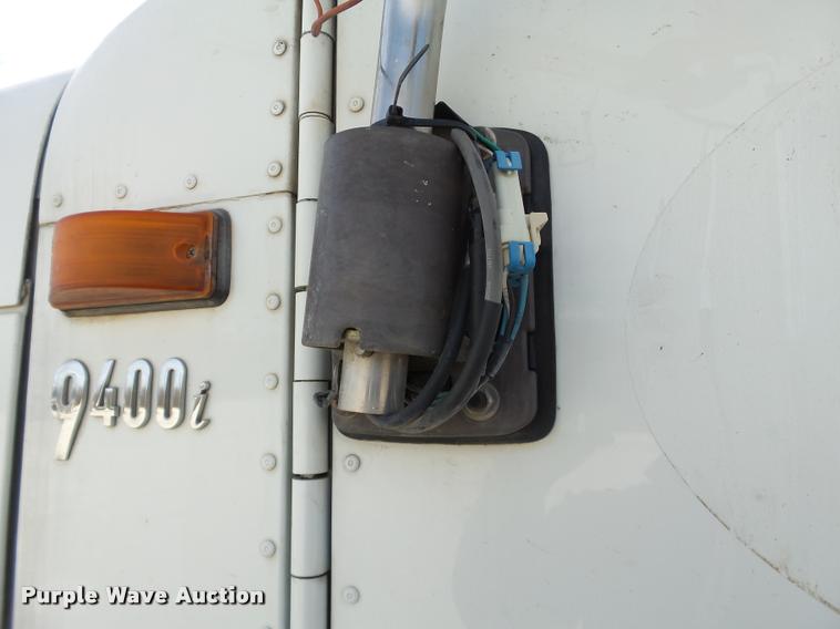 image for item J2640 2007 International 9400i semi truck