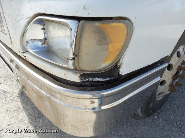 image for item J2640 2007 International 9400i semi truck