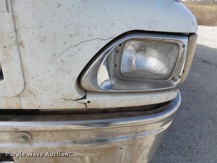 image for item J2640 2007 International 9400i semi truck