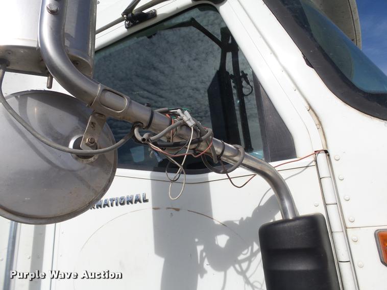 image for item J2640 2007 International 9400i semi truck